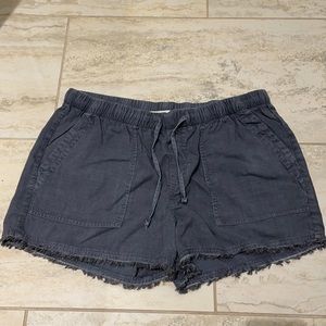 Bella Dahl Frayed Tie Short. Medium